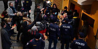 Lokal geöffnet: Polizei-Einsatz bei Wut-Wirtin