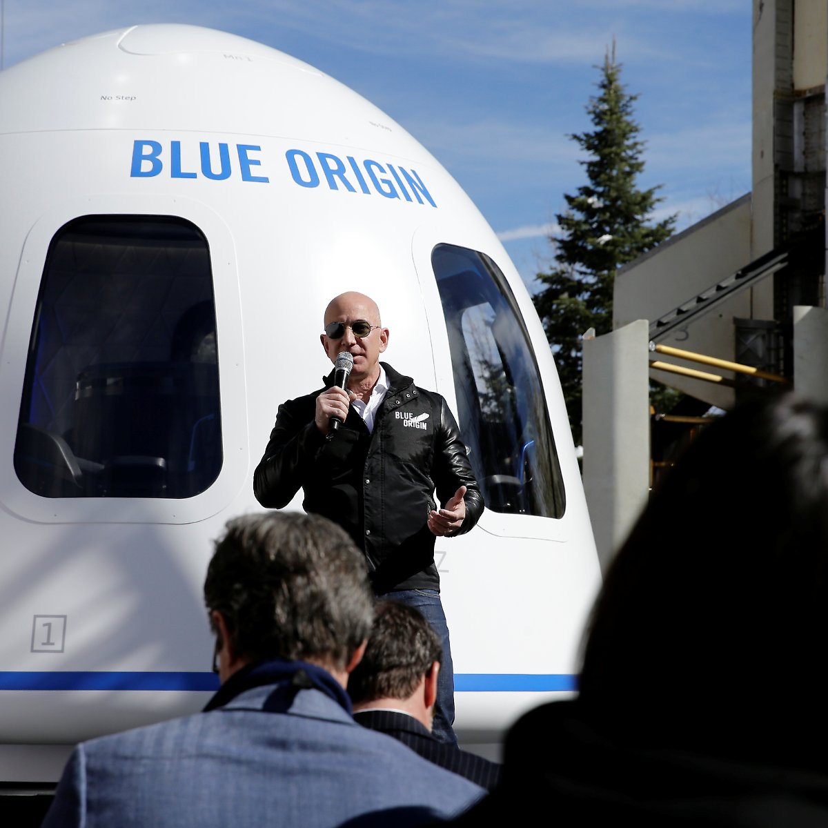 An Bord mit Jeff Bezos: 18-Jähriger fliegt als jüngster Mensch ins All