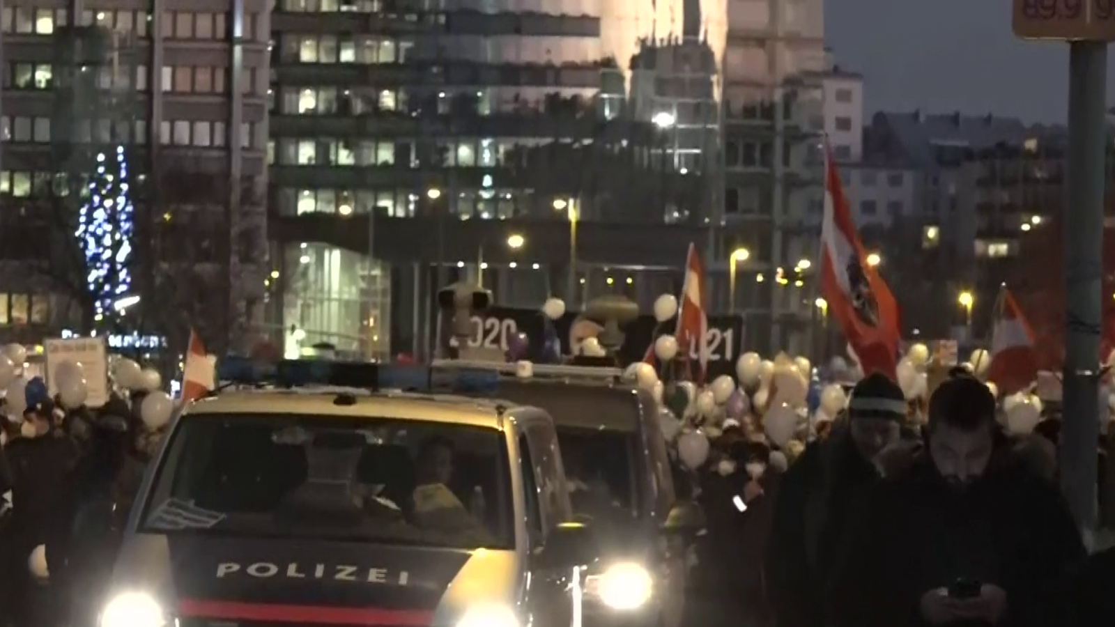oe24.TV-Reporter berichten live von Corona-Demo