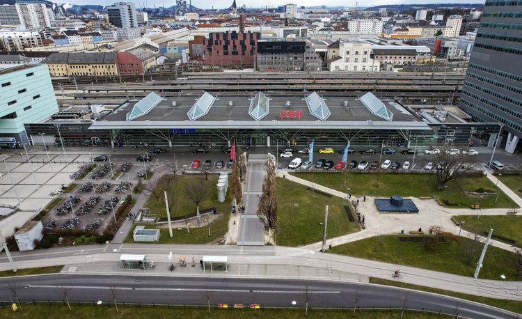 Passant am Linzer Hauptbahnhof niedergestochen