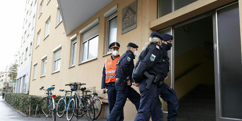 Polizei sperrt Straßen: Polizeisprecher zur Gewalttat in Graz