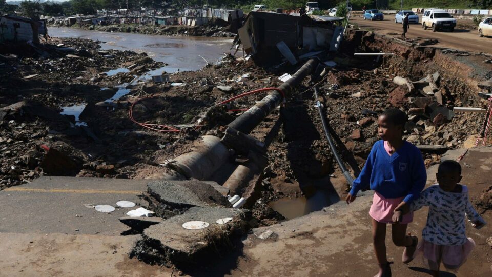 Südafrika: Tausende nach Unwetter weiter bedroht