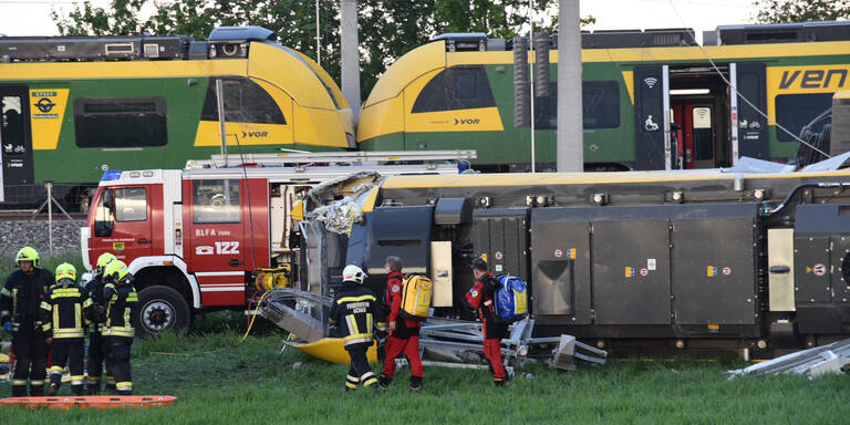 NÖ: Zug entgleist - mindestens ein Toter