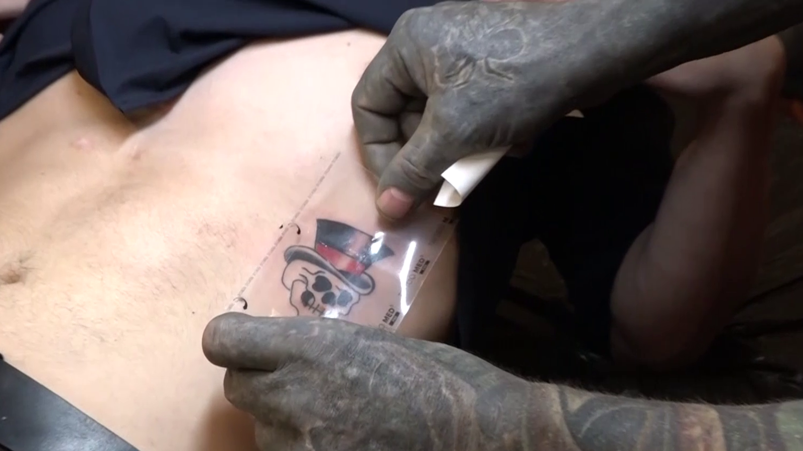 Wilstyle- & Tattoo-Messe: Lucky Diamond Rich tätowiert oe24-Reporter