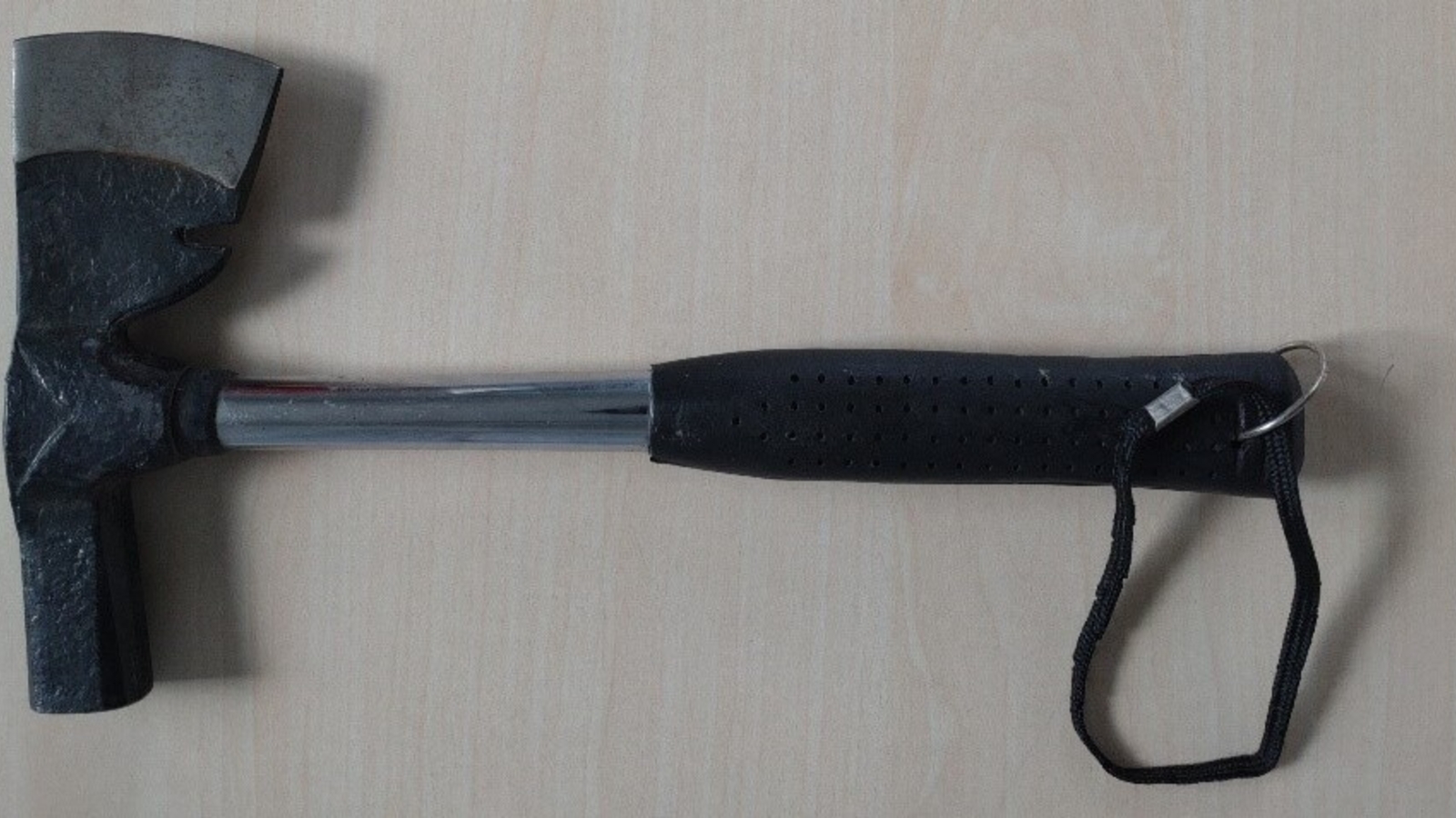 WEGA-Einsatz: Mann attackiert Handwerker mit Axt