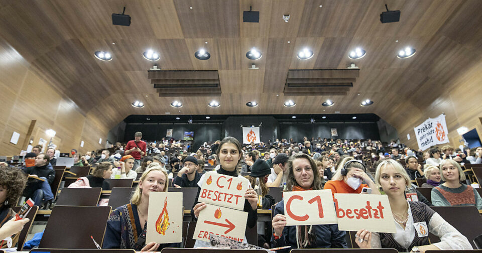 Klima-Aktivisten besetzen Hörsaal an Uni Wien