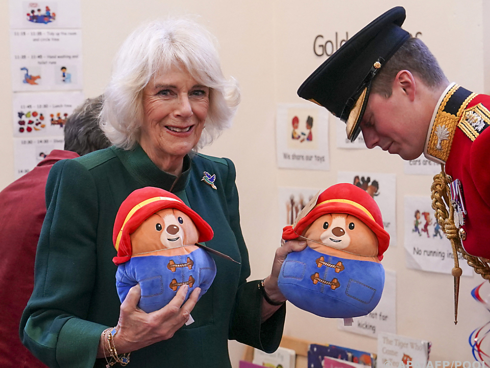 Queen Camilla spendet 1000 Paddington-Bären an Kinder