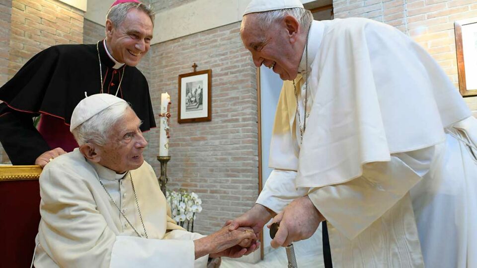 Benedikt XVI. sehr krank - Papst Franziskus bittet um Gebet