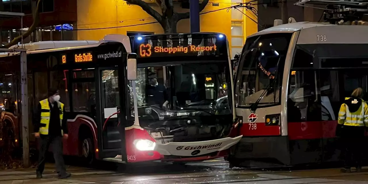 Chaos am Ring: Sightseeing-Bus kracht in Bim