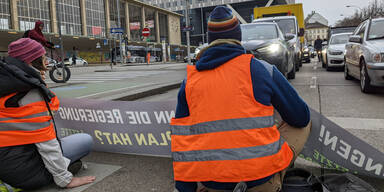 Klima-Kleber sorgen beim Westbahnhof für nächstes Verkehrs-Chaos